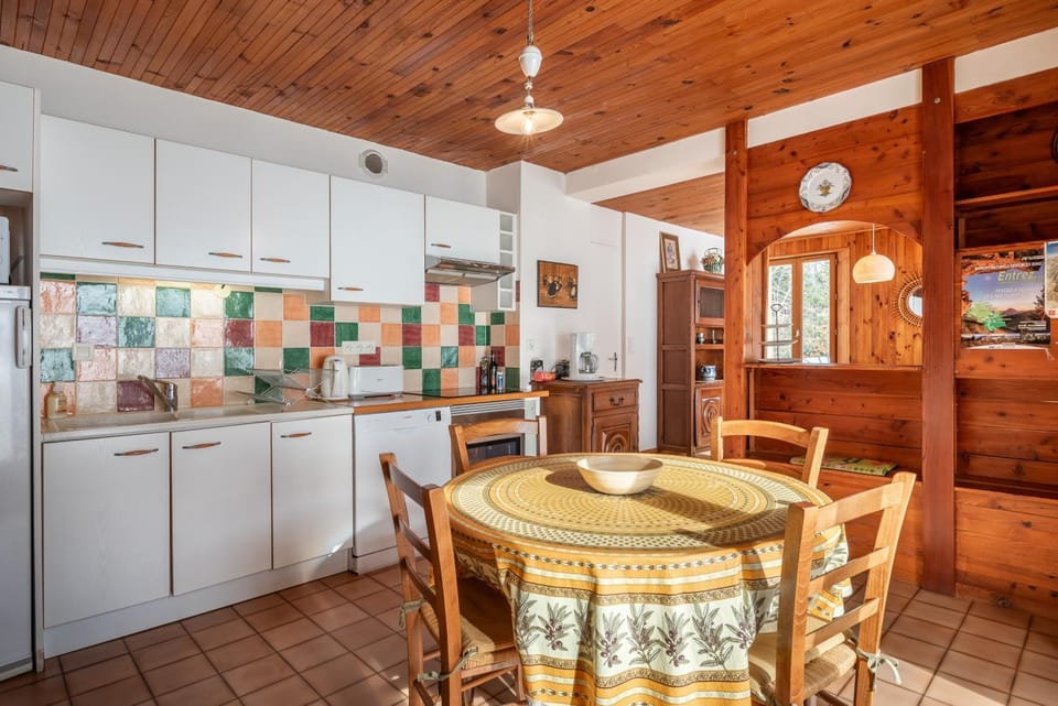 Property building, Kitchen or kitchenette, Living room