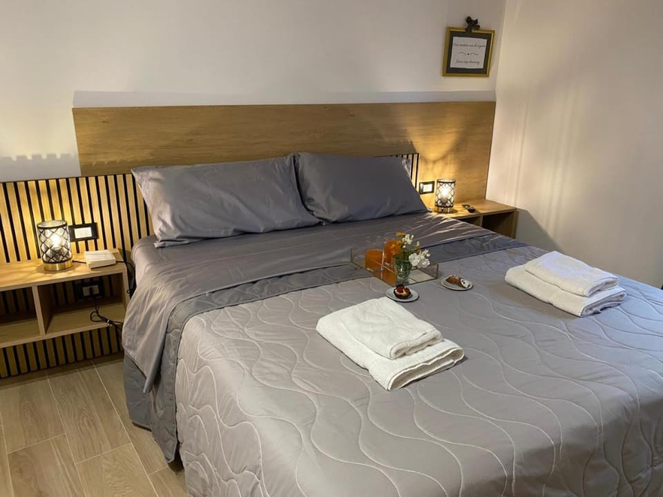 Bed, Photo of the whole room, Bedroom, towels