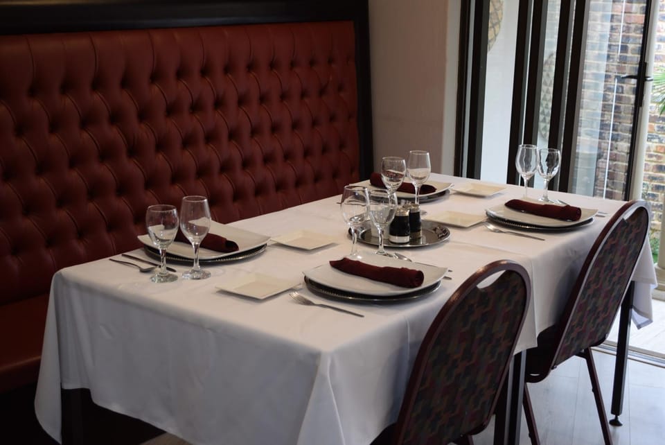 Restaurant/places to eat, Coffee/tea facilities, Dining area, Lunch, Dinner, Drinks