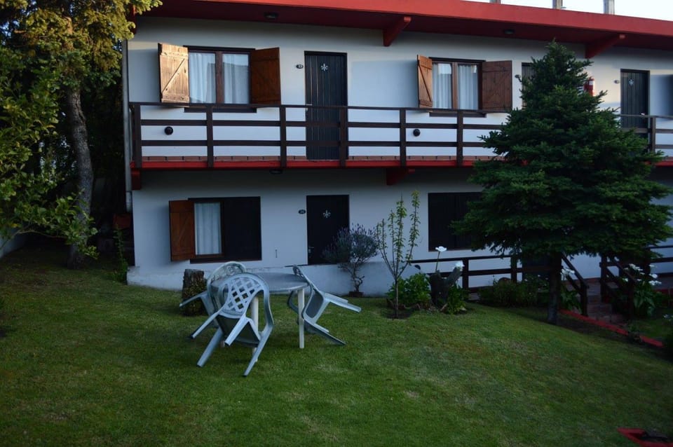 Property building, Patio, Day, Garden