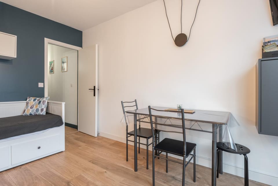 Property building, Living room, Bedroom