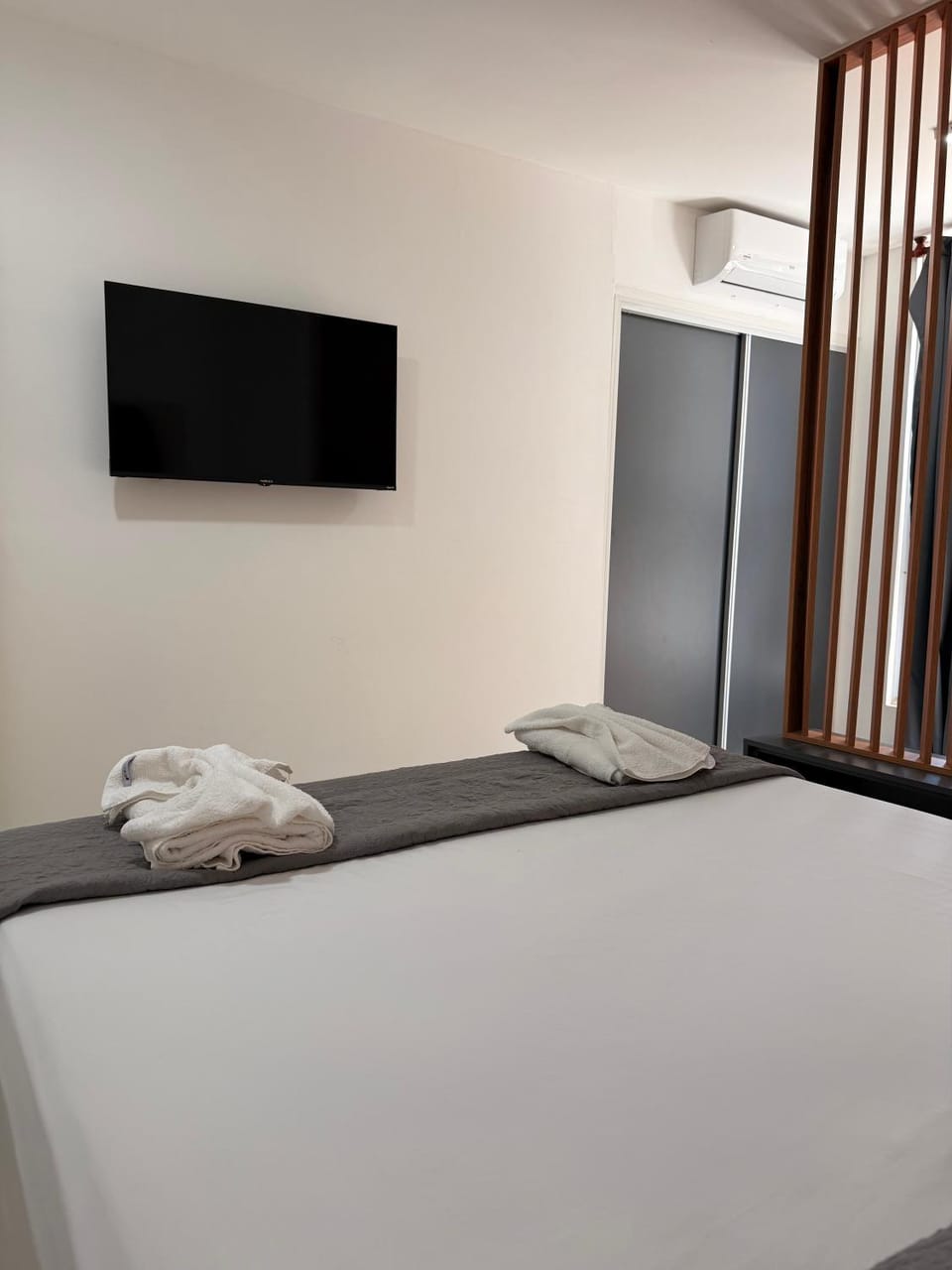 Bed, TV and multimedia, Bedroom, towels, air conditioner