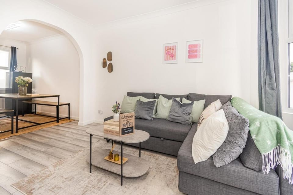 Amanah Properties - 4-Bedroom Home in Wembley with Parking, Perfect for Contractors Apartment in Wembley