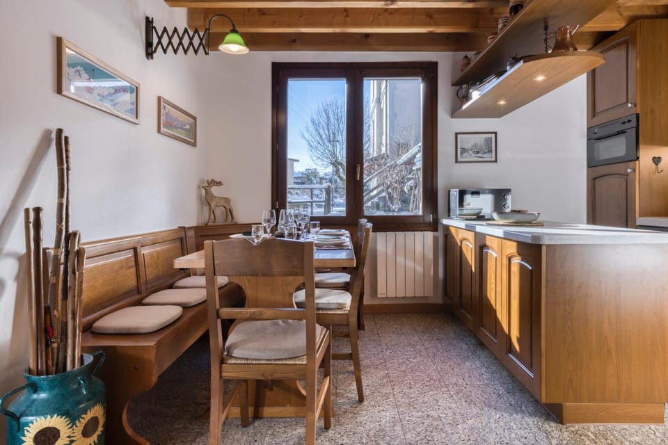 Chalet la Chouette - Intimate 2 bedroom demi-chalet ideally located Chalet in Chamonix