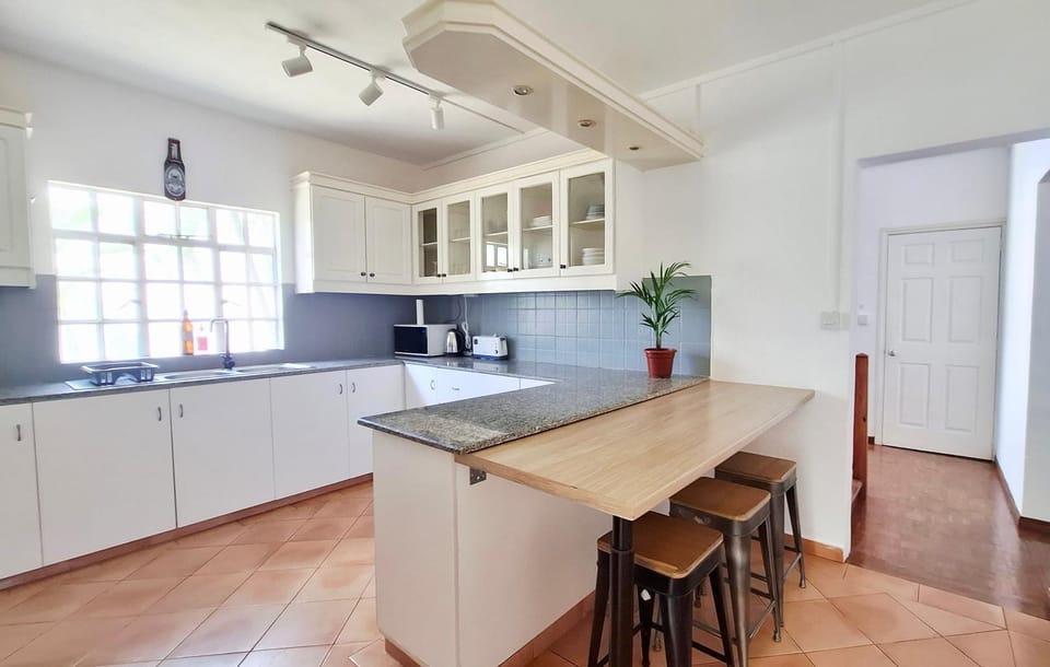 Coffee/tea facilities, Kitchen or kitchenette, dishwasher, microwave, stove, toaster