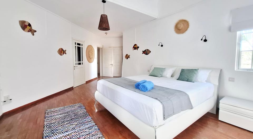Bed, Photo of the whole room, Bedroom, towels, air conditioner