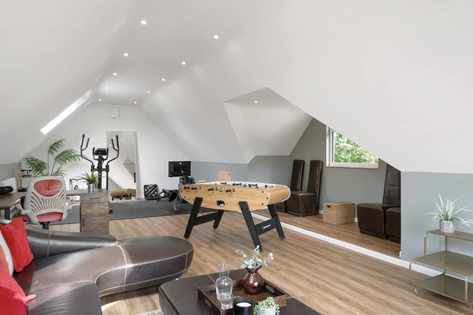 Spacious Home Hot Tub Gym Games Room & Garden House in South Somerset District