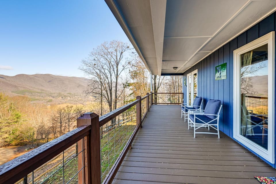 6 Mi to Chatuge Lake: Spacious Cabin w/ Mtn Views! Cabin in Shooting Creek