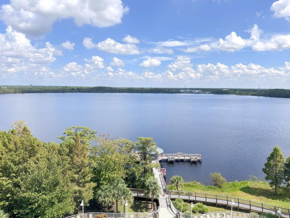 Lakefront Condo 1 Mile from Disney | Fireworks Views House in Orlando
