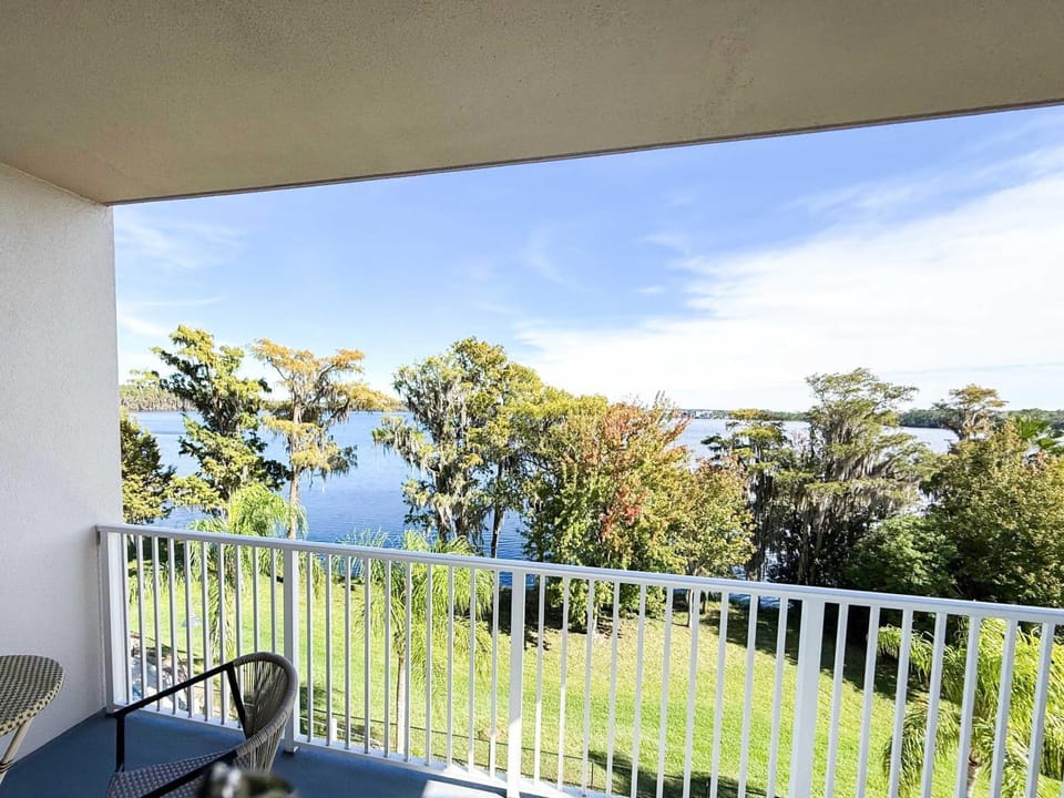 Lakefront Condo 1 Mile from Disney | Fireworks Views House in Orlando