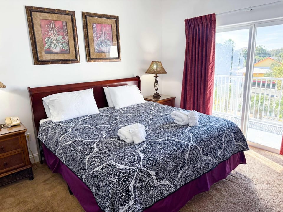 Lakefront Condo 1 Mile from Disney | Fireworks Views House in Orlando
