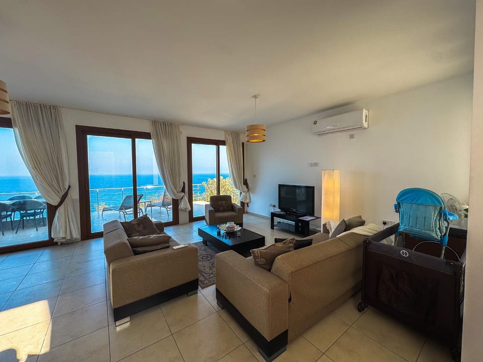 Communal lounge/ TV room, Communal lounge/ TV room, TV and multimedia, Balcony/Terrace, Living room, Seating area, Sea view, air conditioner