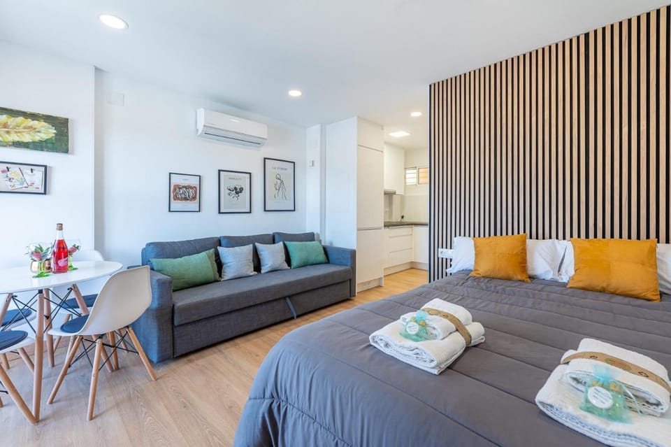Bed, Dining area, kitchen