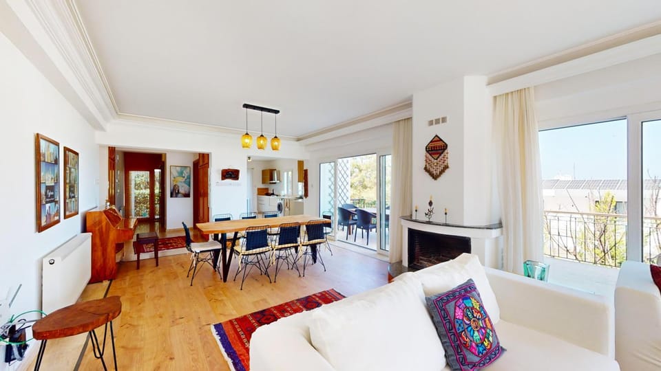 Kitchen or kitchenette, Living room, Seating area, Dining area