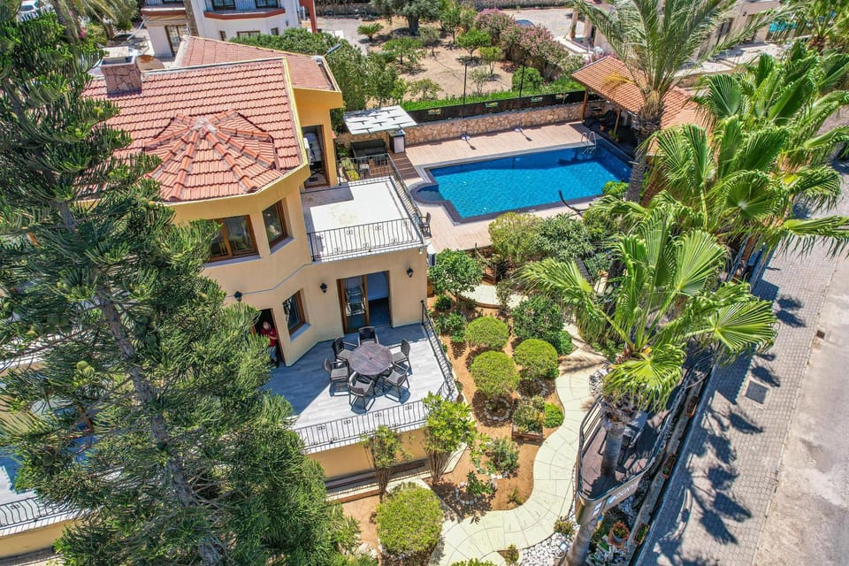Property building, Day, Bird's eye view, Garden, Garden view, Pool view, Swimming pool, sunbed