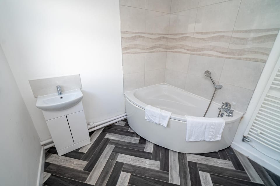 Bathroom, Bath, towels