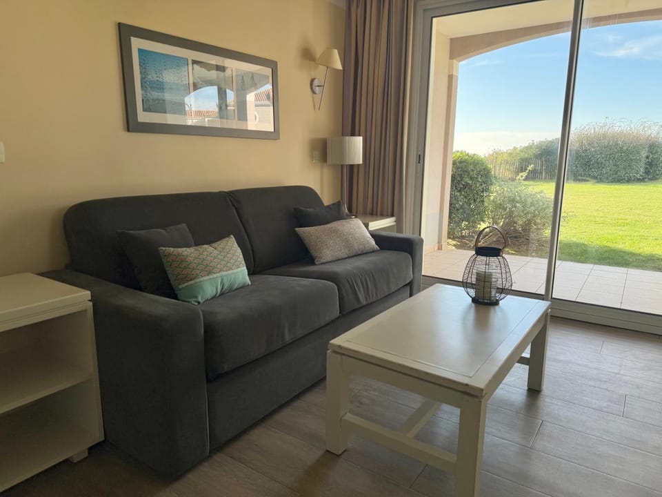 Living room, Garden view, Sea view