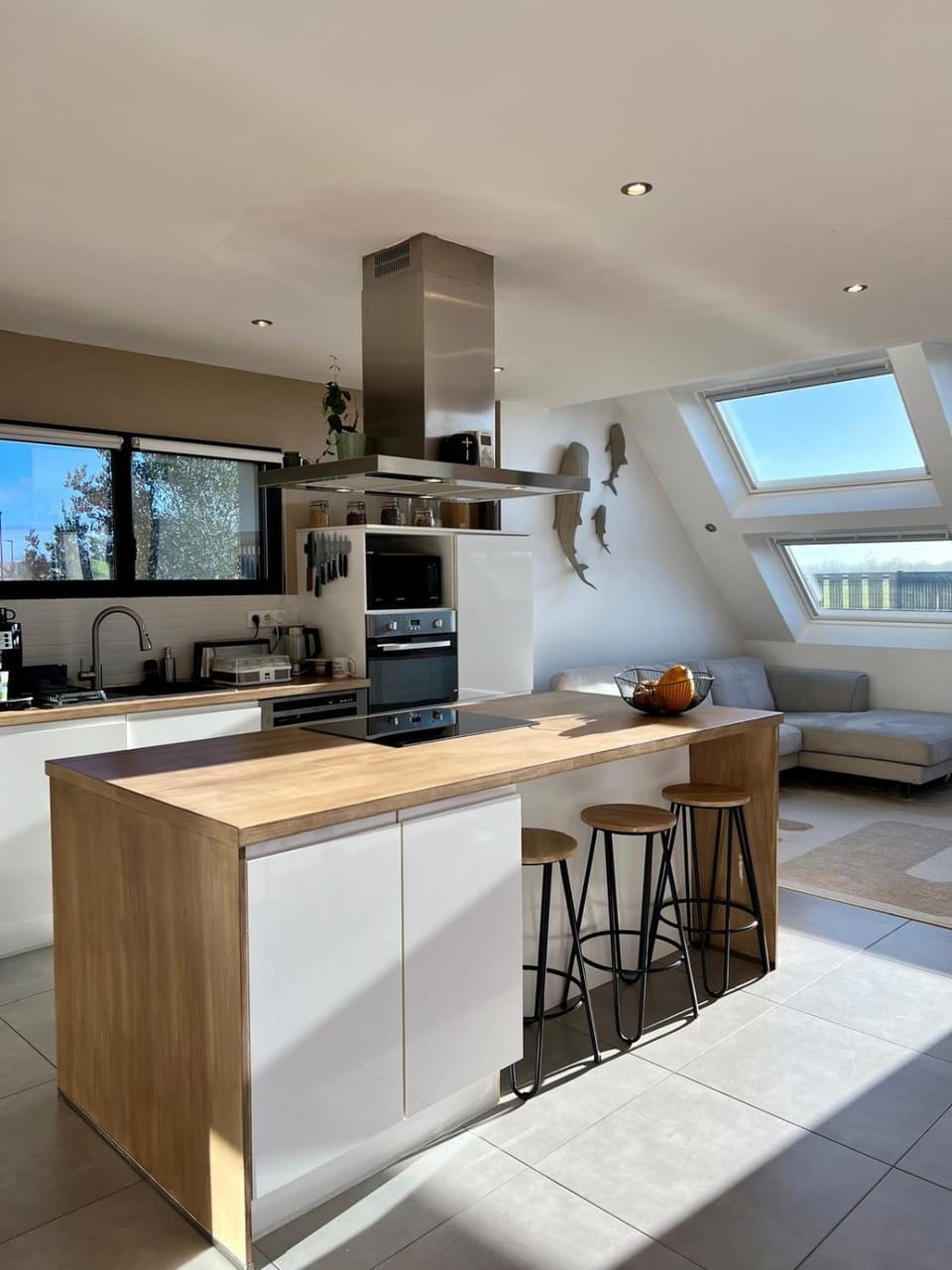 Kitchen or kitchenette, Lounge or bar, Dining area, minibar, oven, stove, toaster