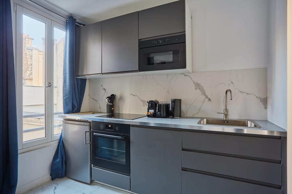 Coffee/tea facilities, microwave, oven, stove, toaster, kitchen