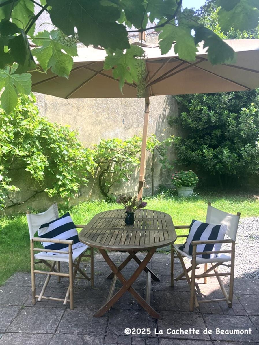 Patio, Garden, Seating area, Dining area