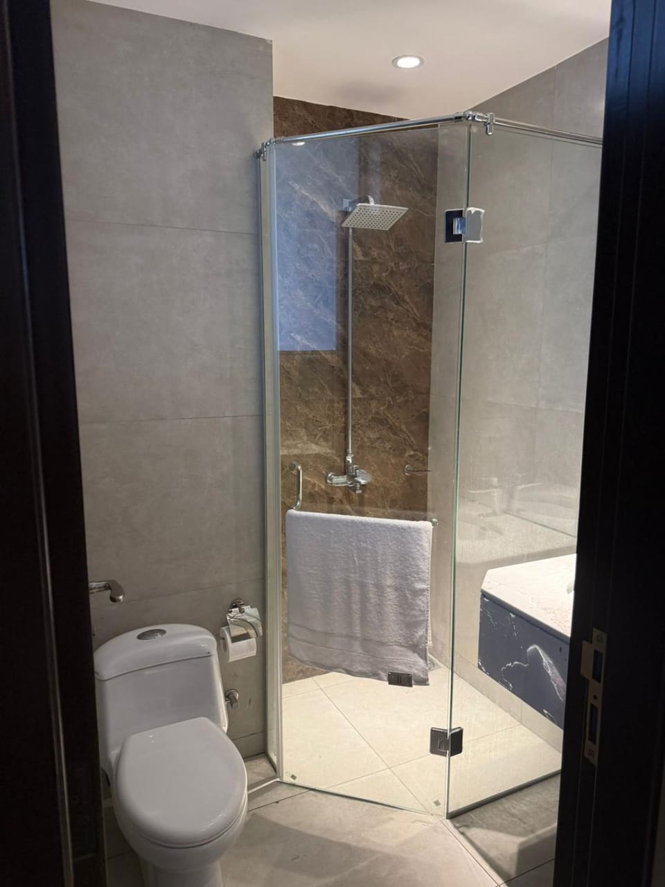 Zameen Aurum Gulberg, Luxury Apartment by MG Apartment in Lahore
