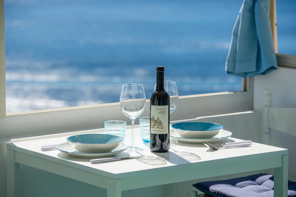 Natural landscape, Food and drinks, Dining area, Sea view