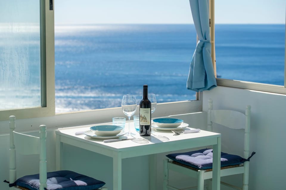 Day, Natural landscape, Food and drinks, Dining area, Sea view, Drinks