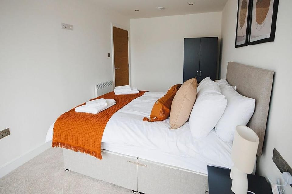 2 bed, Leeds Centre - Private Balcony, Free parking & Darts Apartment in Leeds