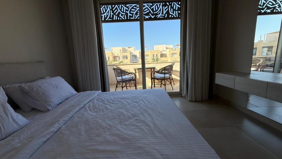 Bed, View (from property/room), Balcony/Terrace, Photo of the whole room, Seating area, Bedroom