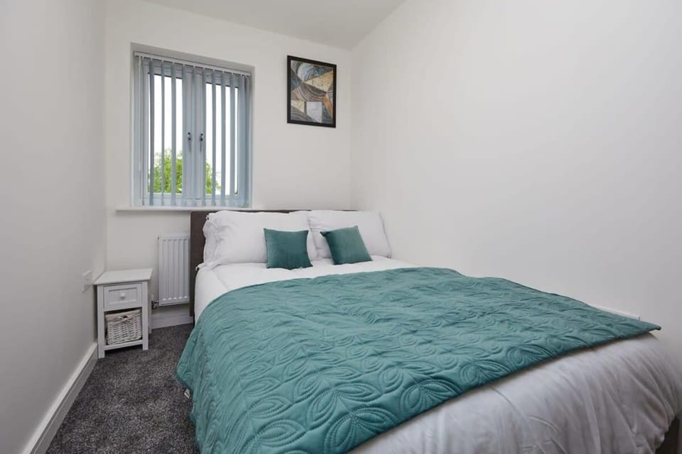 Modern 3 Bedroom City Centre Home with Garden House in Derby