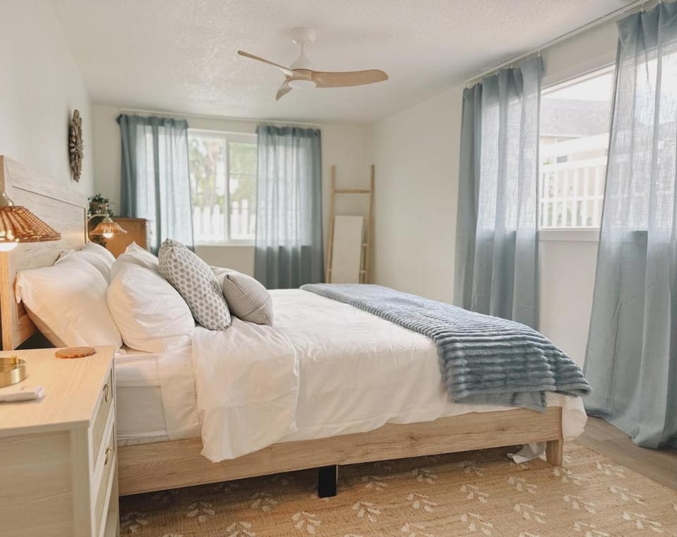 Coastal Cottage, FireTable, Steps to the Ocean House in Cape Canaveral