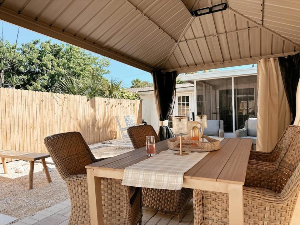 Coastal Cottage, FireTable, Steps to the Ocean House in Cape Canaveral