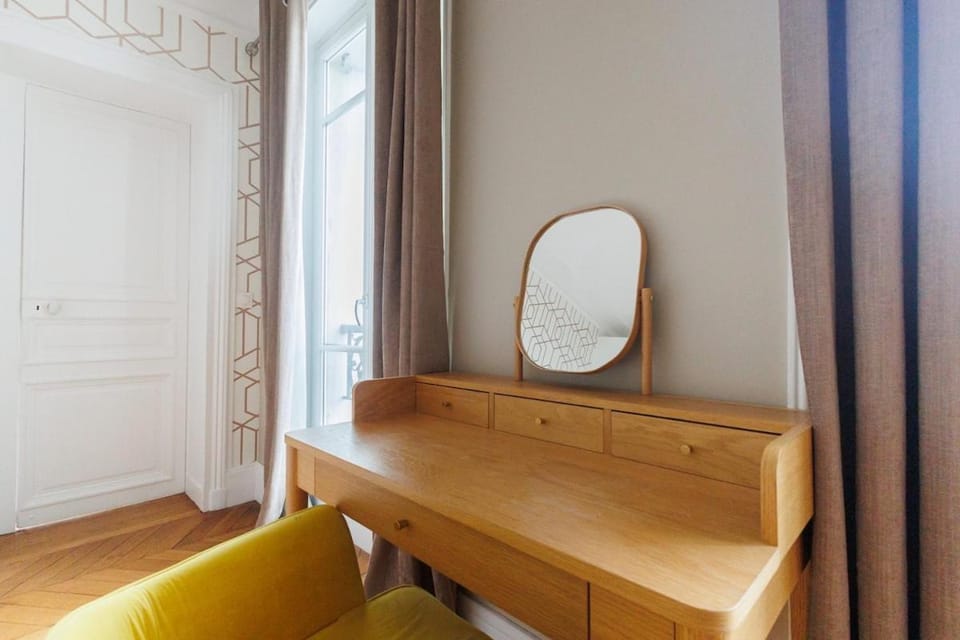 Large 4 bedroom apartment near Bastille Apartment in Paris