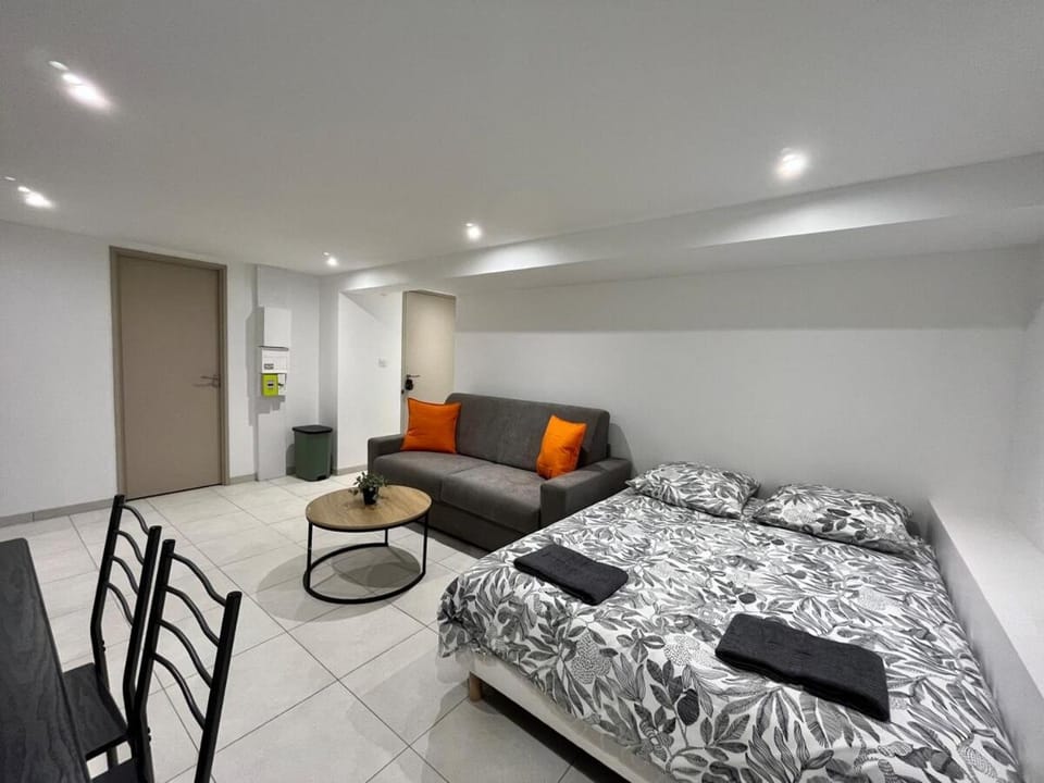 Bed, Living room, Photo of the whole room, Dining area, Bedroom, heating, towels