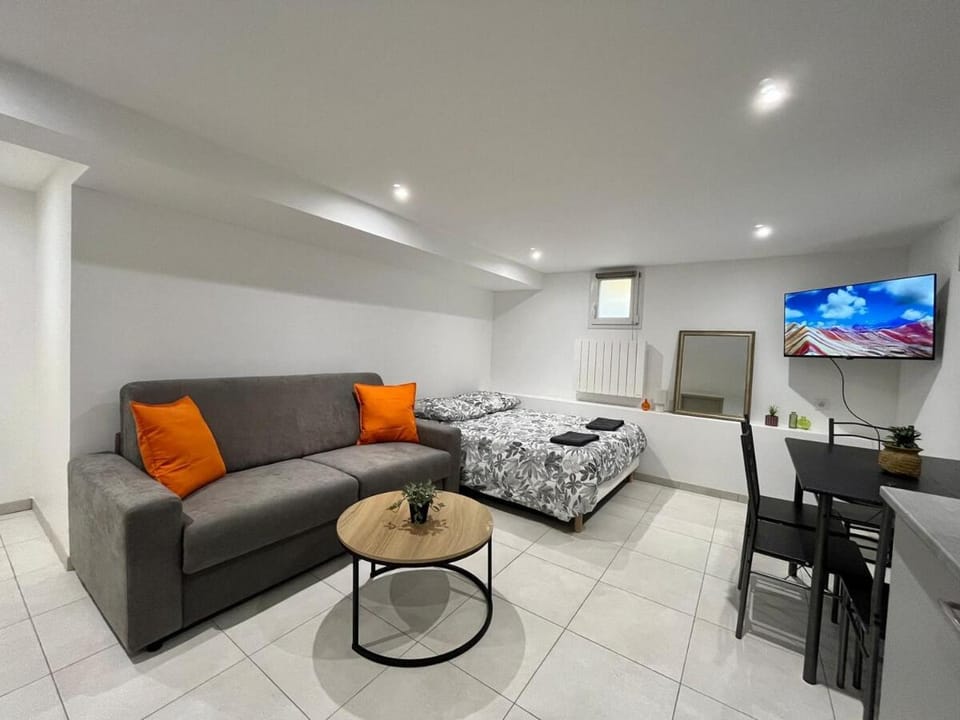 Bed, TV and multimedia, Living room, Photo of the whole room, Dining area, heating, towels