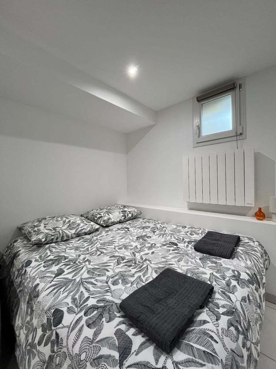 Bed, Photo of the whole room, Bedroom, heating, towels