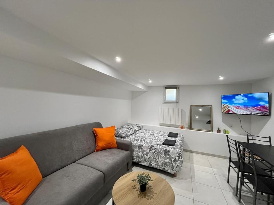 Bed, TV and multimedia, Living room, Photo of the whole room, Dining area, heating, towels, kitchen