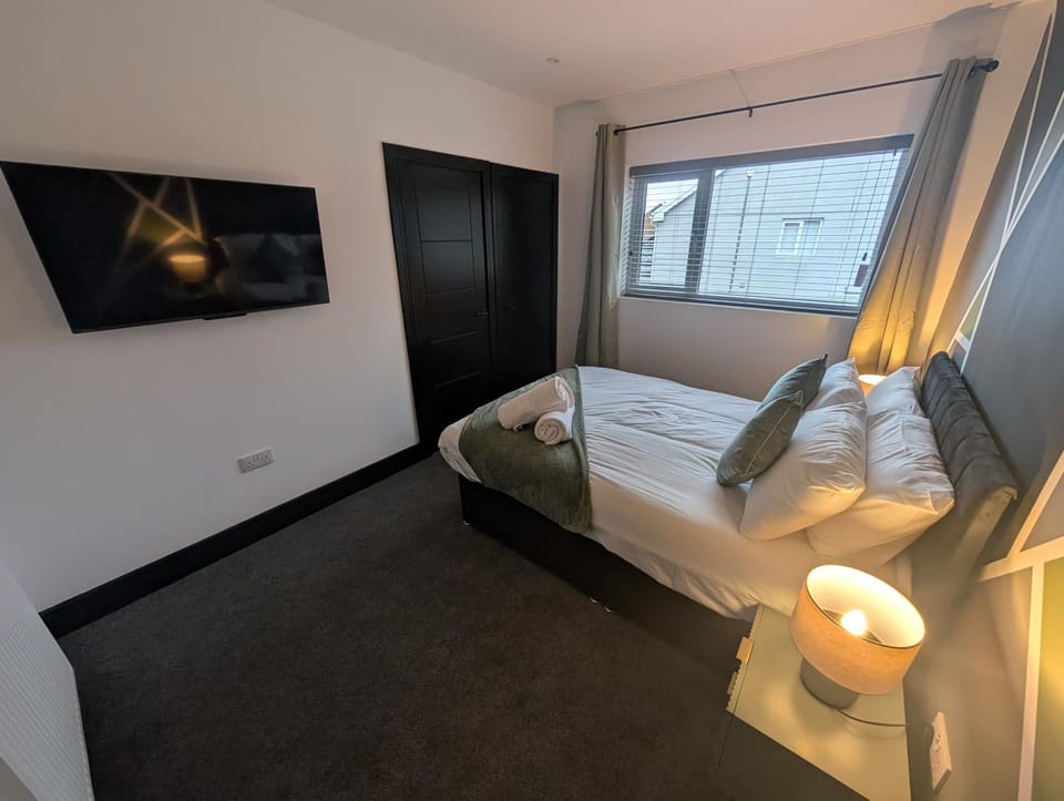 Bed, TV and multimedia, Photo of the whole room, Bedroom, towels