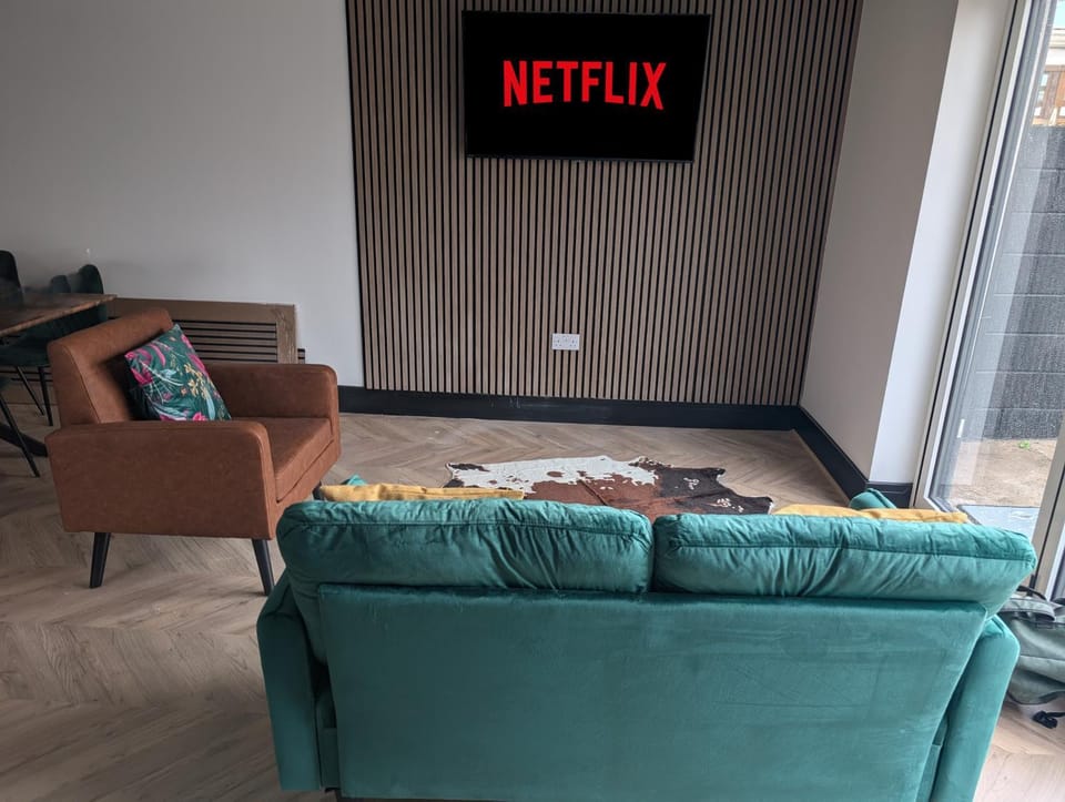 Communal lounge/ TV room, TV and multimedia, Living room, Seating area, Evening entertainment