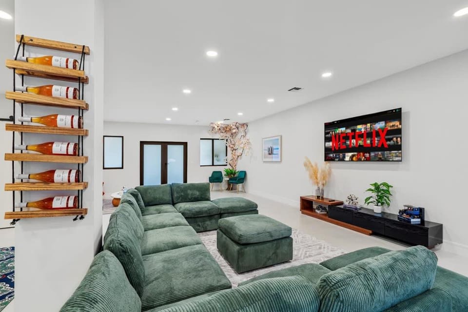 Lazy River Villa by Glam Homes House in Golden Glades