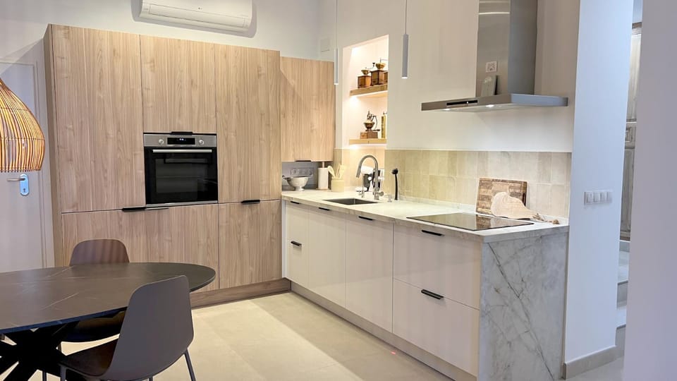 Dining area, dishwasher, oven, stove, toaster, washing machine, kitchen