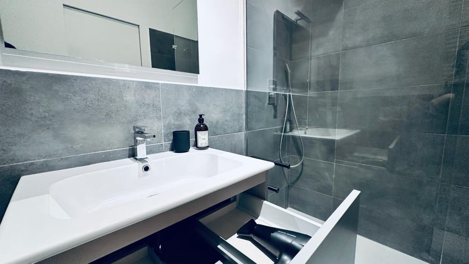 Shower, Bathroom, hair dryier