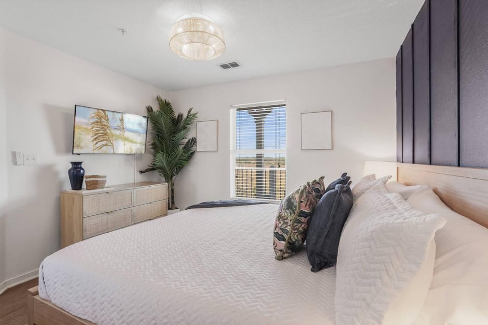 View (from property/room), Bedroom, Lake view