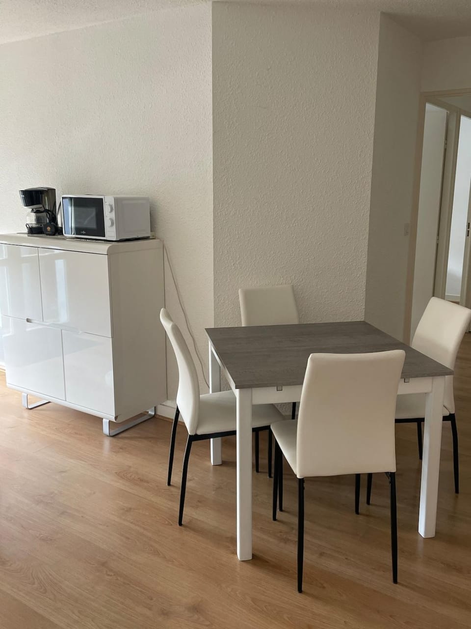 Kitchen or kitchenette, Dining area