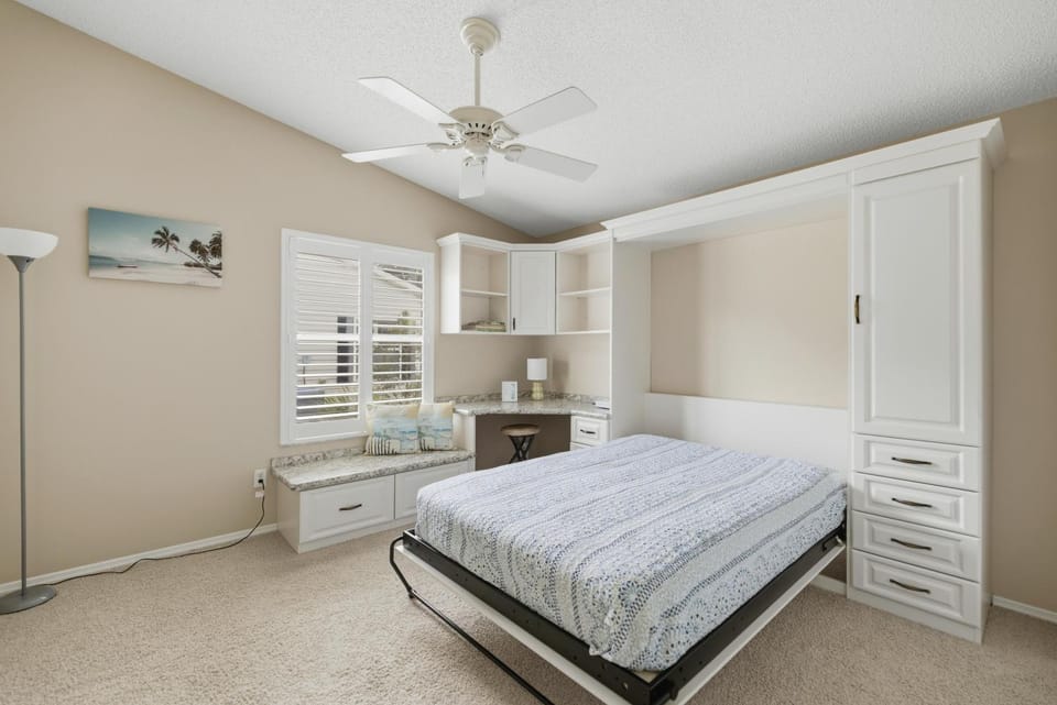 Cozy 2BR Mins to Lake Sumter Landing and Brownwood Paddock Square with BBQ, Workspace, Murphy Bed House in The Villages
