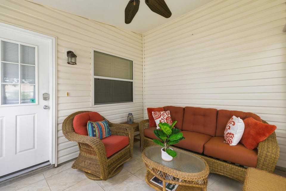 Cozy 2BR Mins to Lake Sumter Landing and Brownwood Paddock Square with BBQ, Workspace, Murphy Bed House in The Villages