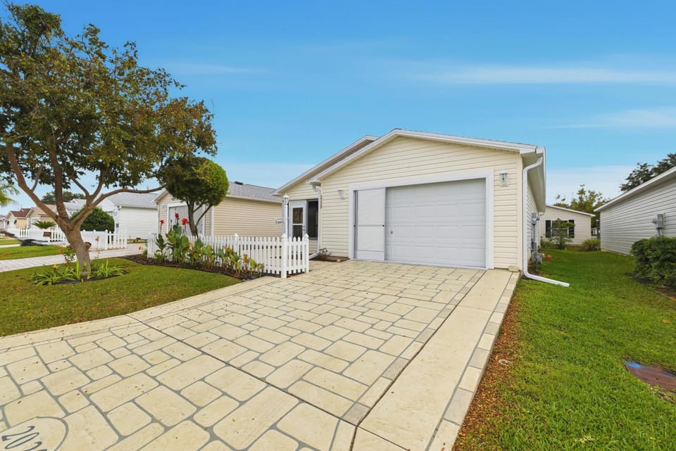 Cozy 2BR Mins to Lake Sumter Landing and Brownwood Paddock Square with BBQ, Workspace, Murphy Bed House in The Villages