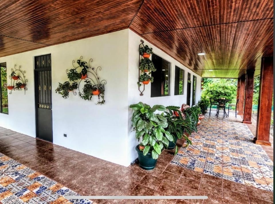 Paseo de Damitas House in Quepos