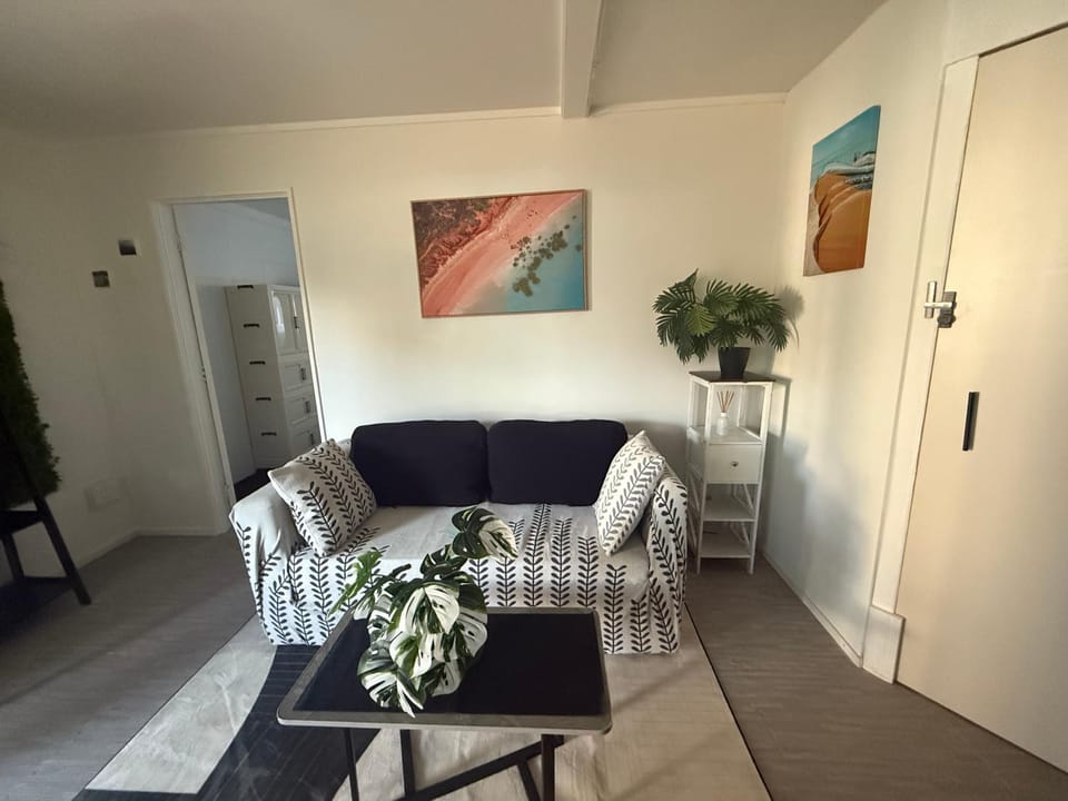 Private room with shared bathroom The Beach House Marina Bed and Breakfast in Auckland