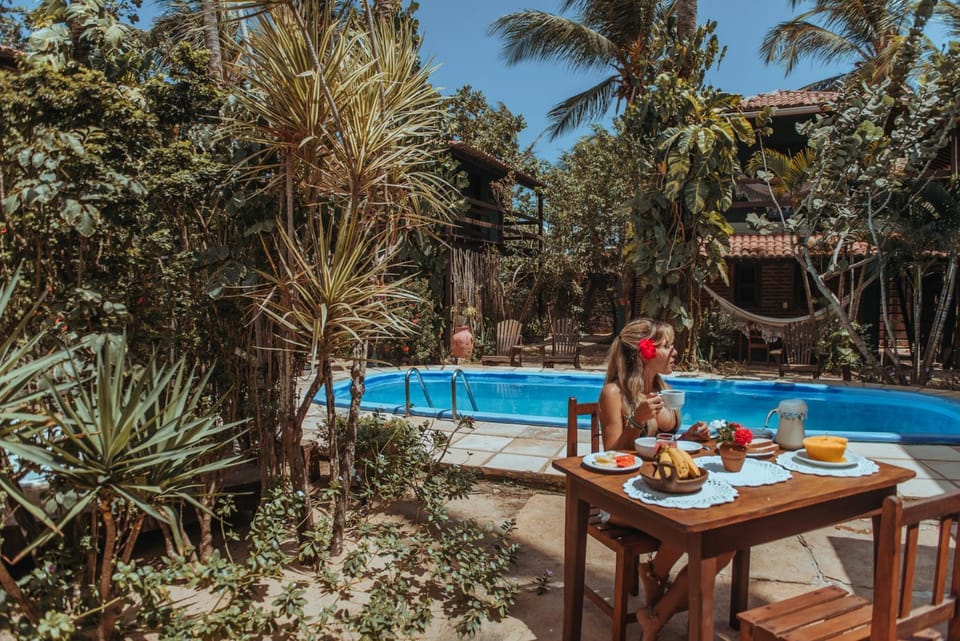 Garden, Food and drinks, Dining area, Swimming pool